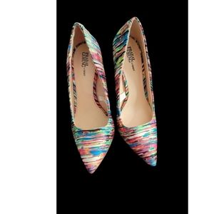 Size 8 multi color heel with pointy toe